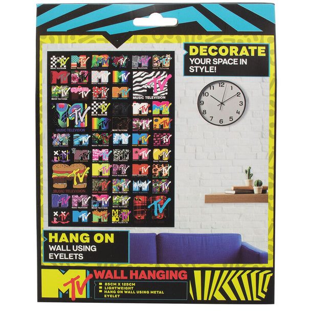 Poster en tissu MTV de 85x125cm avec impression colorée vibrant, présenté par BLUE SKY STUDIOS, prêt à être accroché sur un mur.
