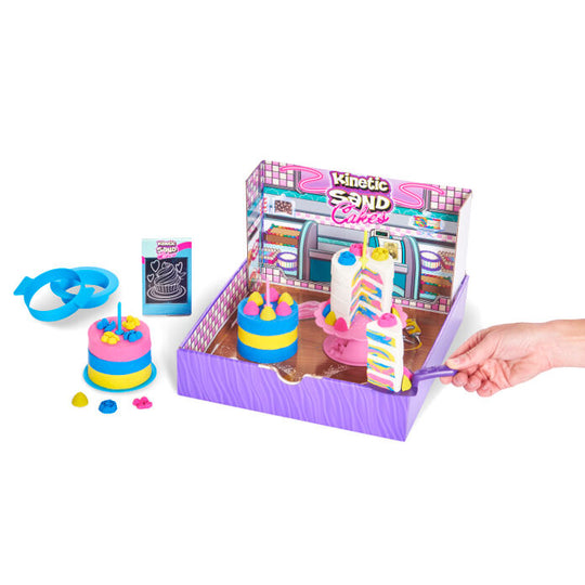 Boîte du set Kinetic Sand Rainbow Cake Shoppe avec moules et sable coloré pour pâtisserie créative.
