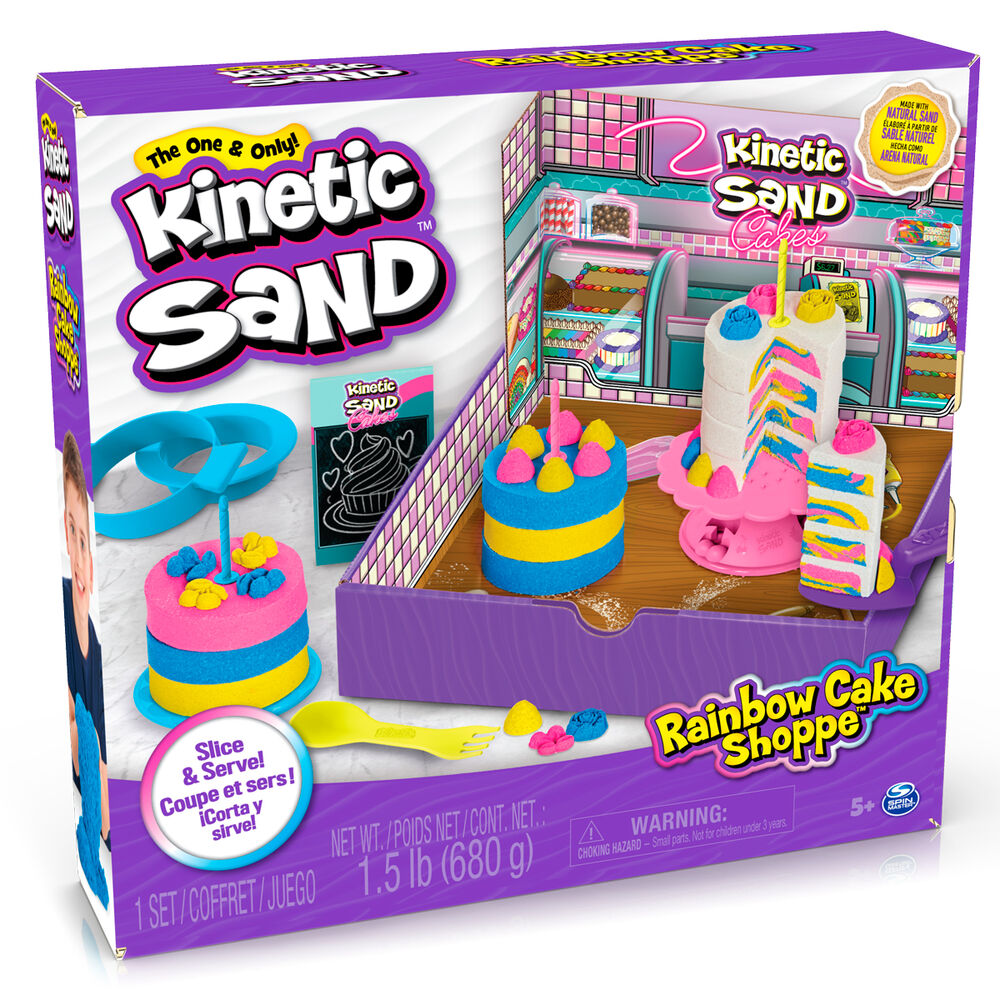 Enfants jouant avec le sable cinétique coloré et les moules pour créer des gâteaux réalistes.