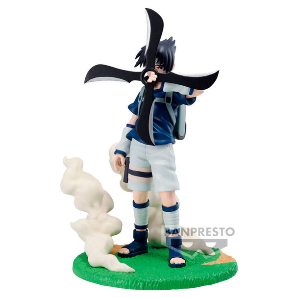 Figurine Sasuke Uchiha 12cm vue de face avec son costume noir emblématique