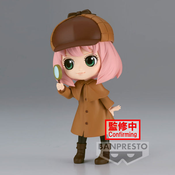 Profil gauche de la figurine Anya Forger avec expression joyeuse et tenue caractéristique