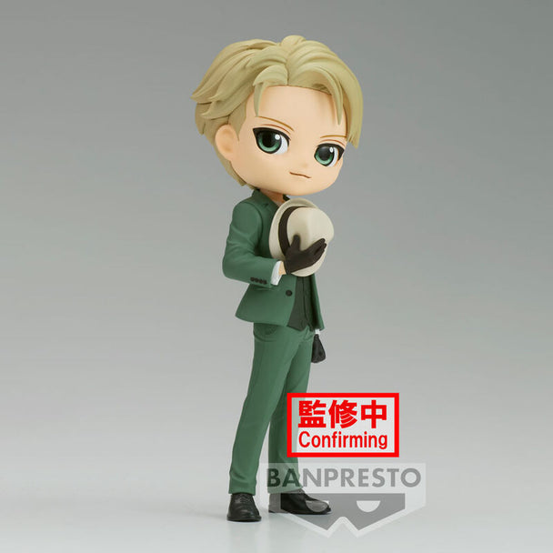 Profil latéral de la figurine Loid Forger 15cm montrant son costume élégant