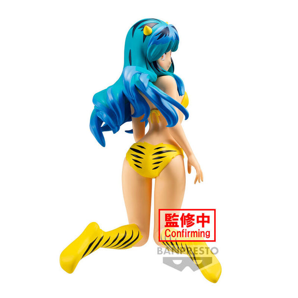 Profil gauche de la figurine Lum montrant ses cheveux verts et son kimono traditionnel
