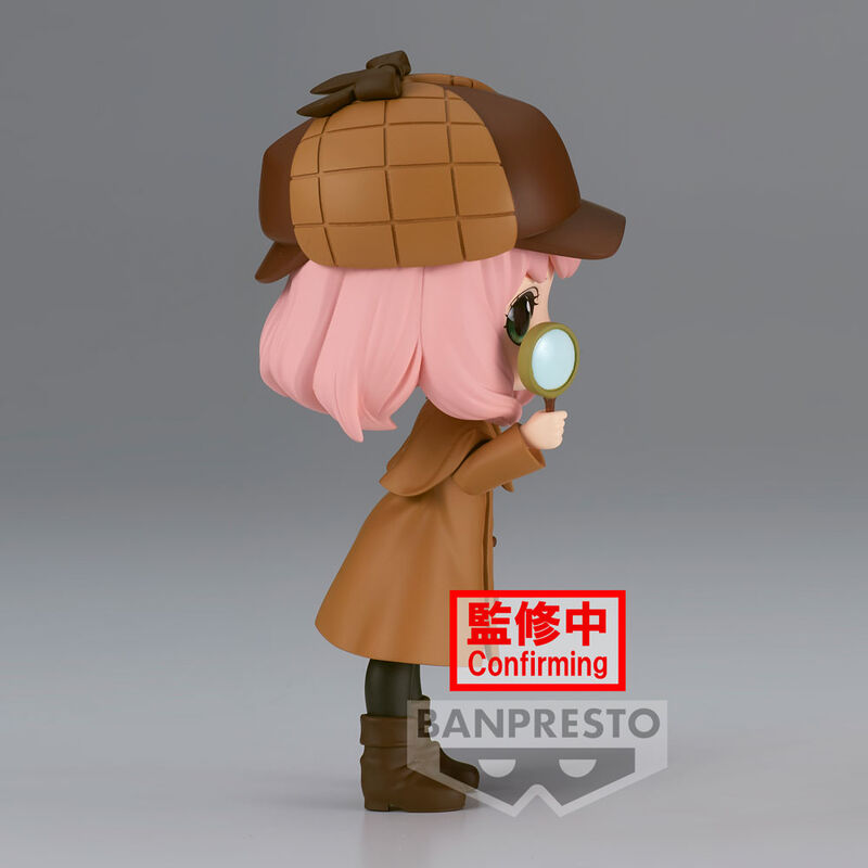 Vue arrière de la figurine Anya Forger montrant la coiffure rose et les accessoires