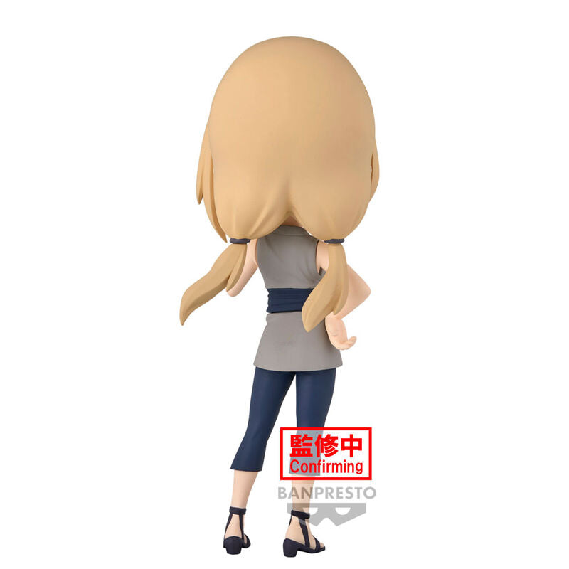 Figurine Tsunade Q Posket posée sur un socle, démontrant sa stabilité