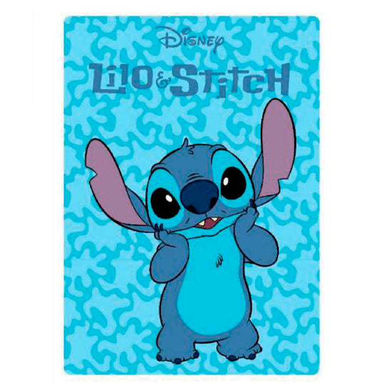 Plaid polaire Disney Stitch bleu 100x140cm, doux et chaud, présenté plié sur un canapé.