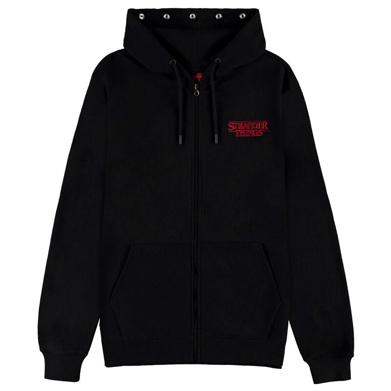 Modèle portant le sweat à capuche Stranger Things Demogorgon DIFUZED, montrant la coupe et le style moderne
