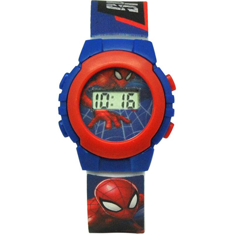 Gros plan sur le cadran digital de la montre Marvel Spiderman avec illustration du héros en arrière-plan.