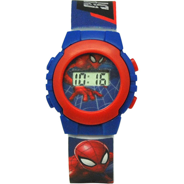 Gros plan sur le cadran digital de la montre Marvel Spiderman avec illustration du héros en arrière-plan.