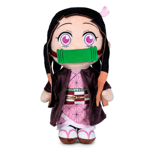 Peluche Nezuko Kamado de 27cm en position assise avec son kimono rose et son bandeau vert, fidèle à l'anime Demon Slayer Kimetsu no Yaiba.