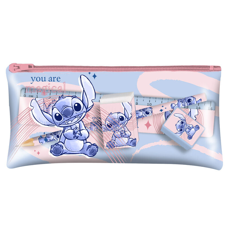 Set de papeterie Disney Stitch avec crayons et accessoires, vue de face sur fond blanc
