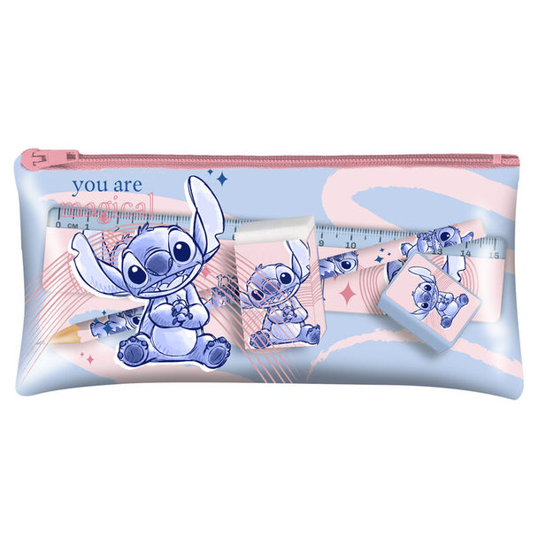 Set de papeterie Disney Stitch avec crayons et accessoires, vue de face sur fond blanc