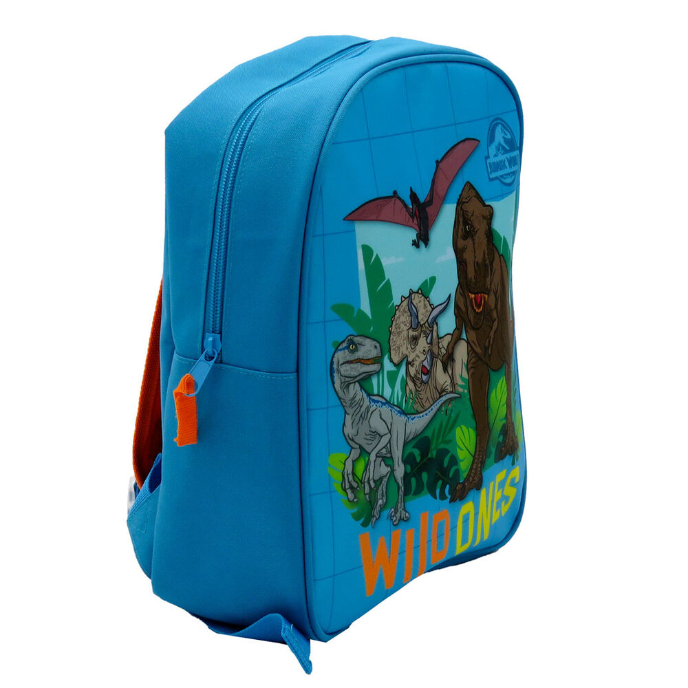 Sac à dos Jurassic World porté par un enfant souriant en extérieur, prêt pour l'école