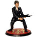 Détail de la figurine Tony Montana Scarface montrant le visage et la tenue emblématique