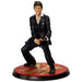 Figurine Tony Montana Scarface 18cm posée sur un support, vue latérale