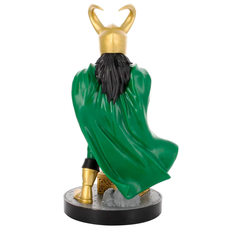 Support Marvel Loki sur bureau de gamer avec plusieurs accessoires autour
