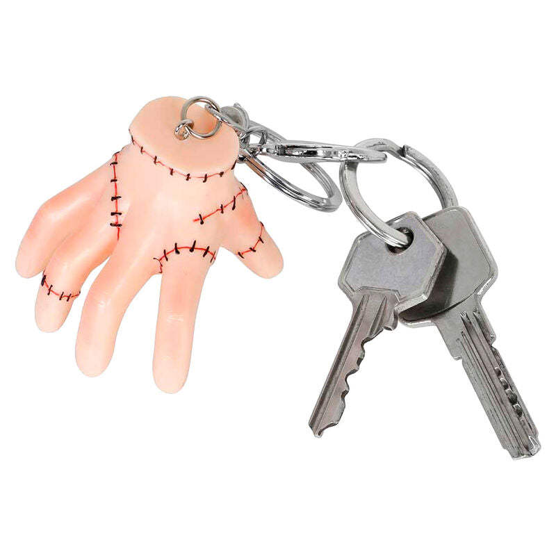 Photo du porte-clés accroché à un trousseau de clés avec un fond neutre