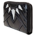 Détail des motifs appliqués et embossés sur le portefeuille Loungefly Black Panther, reflet métallique visible