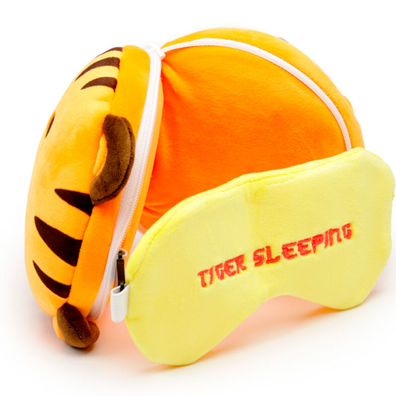 Coussin de voyage Adoramals Tiger PUCKATOR posé sur une valise, prêt pour le voyage