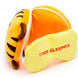 Coussin de voyage Adoramals Tiger PUCKATOR posé sur une valise, prêt pour le voyage