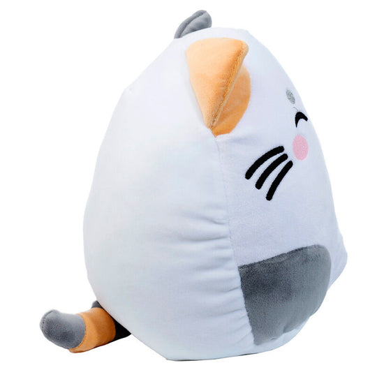 Coussin chat Lola Squidglys Adoramals posé sur un canapé, illustrant son aspect décoratif et confortable