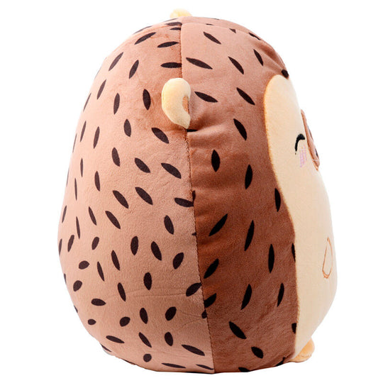 Coussin hérisson Mitzi Adoramals PUCKATOR posé sur un canapé, ambiance cosy et décorative