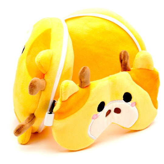 Coussin de voyage Relaxeazzz Girafe posé sur un siège, prêt à l'utilisation