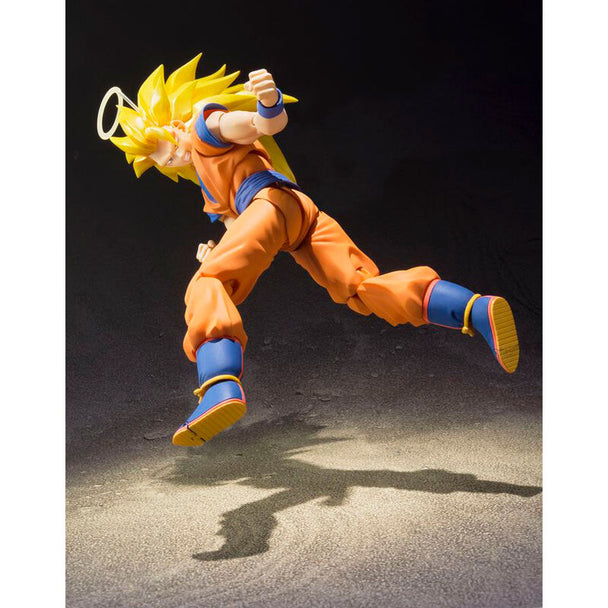 Vue de face détaillée de la figurine articulée Son Goku Super Saiyan 3 avec expression intense
