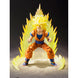 Accessoires inclus pour la figurine Son Goku Super Saiyan 3 SH Figuarts exposés à côté du personnage