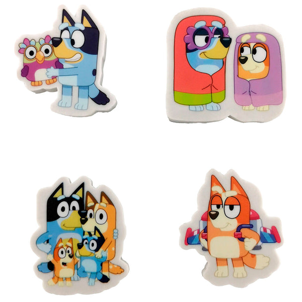 Set de 4 gommes Bluey aux formes des personnages principaux, présenté sur fond blanc