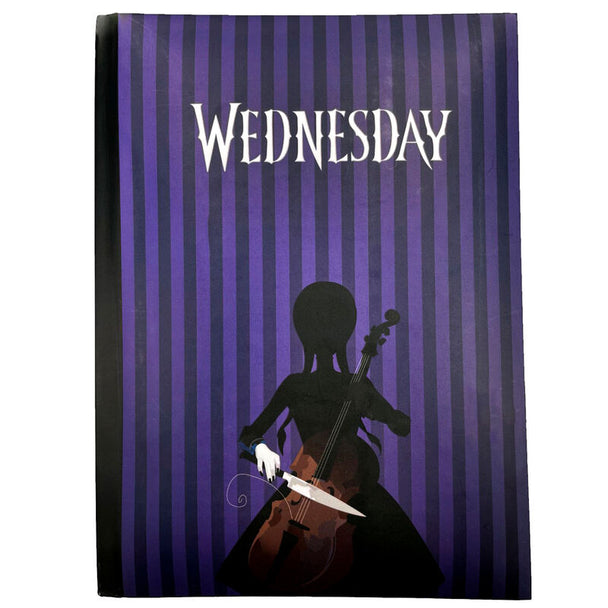 Carnet A5 Wednesday de SD TOYS avec lumière intégrée, posé sur une table, dimensions 15x25x3 cm visibles