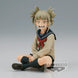Vue de profil de la figurine Himiko Toga montrant les détails soignés et les couleurs vives
