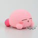 Photo rapprochée de la figurine Kirby Amicot Petit Sleeping mettant en valeur sa texture et ses couleurs vives