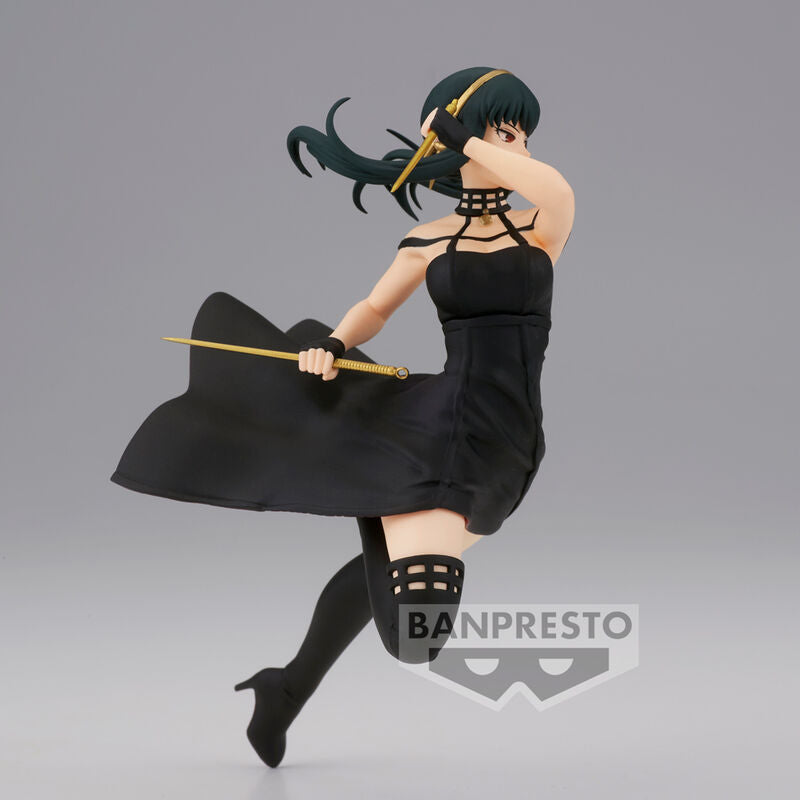 Figurine Yor Forger 13cm BANPRESTO exposée sur un support avec arrière-plan neutre
