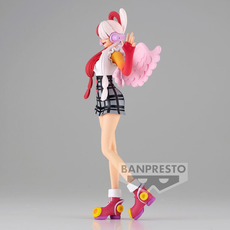 Image rapprochée de la figurine Uta One Piece mettant en avant les traits du visage et les accessoires