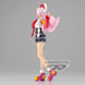Image rapprochée de la figurine Uta One Piece mettant en avant les traits du visage et les accessoires