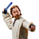 Photo rapprochée des mains articulées tenant le sabre laser de la figurine