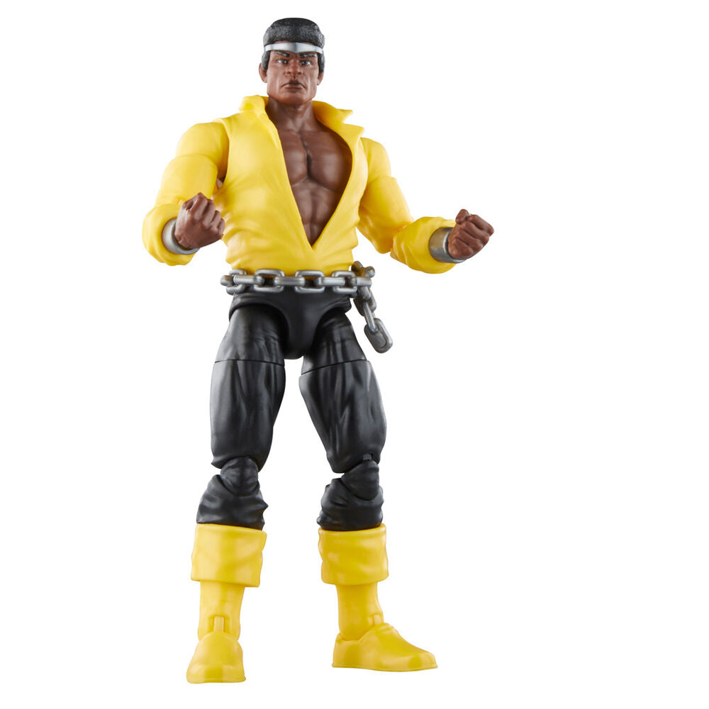 Image montrant la figurine Luke Cage tenant un accessoire de combat Marvel