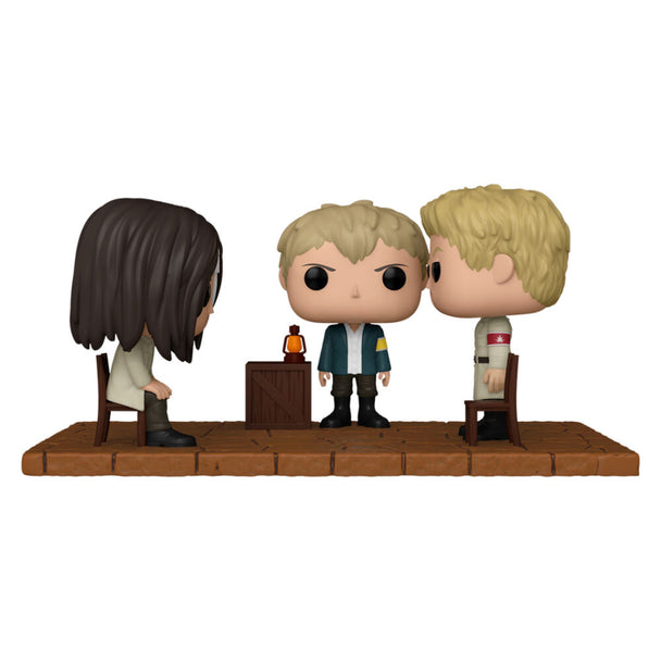 Vue rapprochée de la figurine Funko POP Attack on Titan avec Eren et Reiner dans un duel emblématique