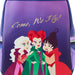 Détail en gros plan des appliqués et de l'embossage sur la porte rabat du sac à dos Loungefly Sanderson Sisters