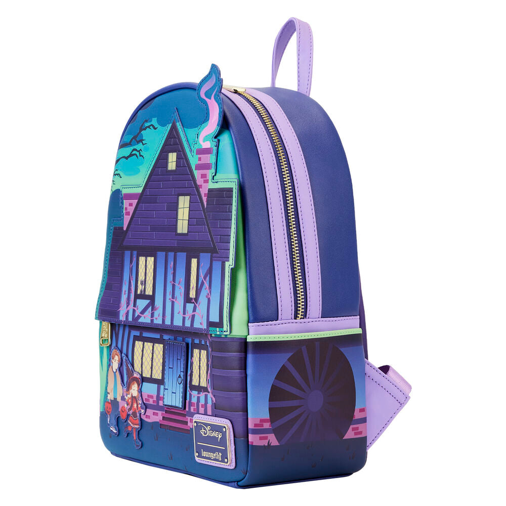 Sac à dos Loungefly Sanderson Sisters Hocus Pocus posé sur fond neutre mettant en valeur ses finitions dorées et design unique