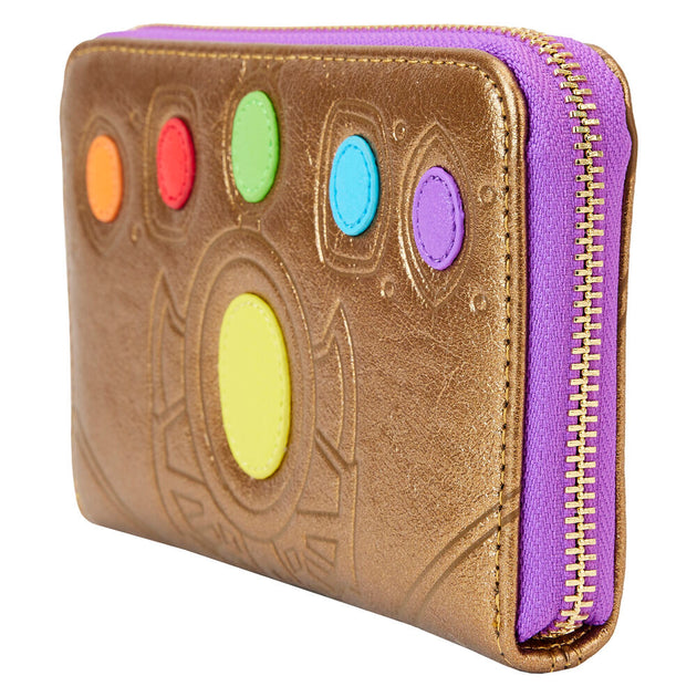 Détail des appliqués et embossages métalliques sur le portefeuille Thanos Gant Loungefly