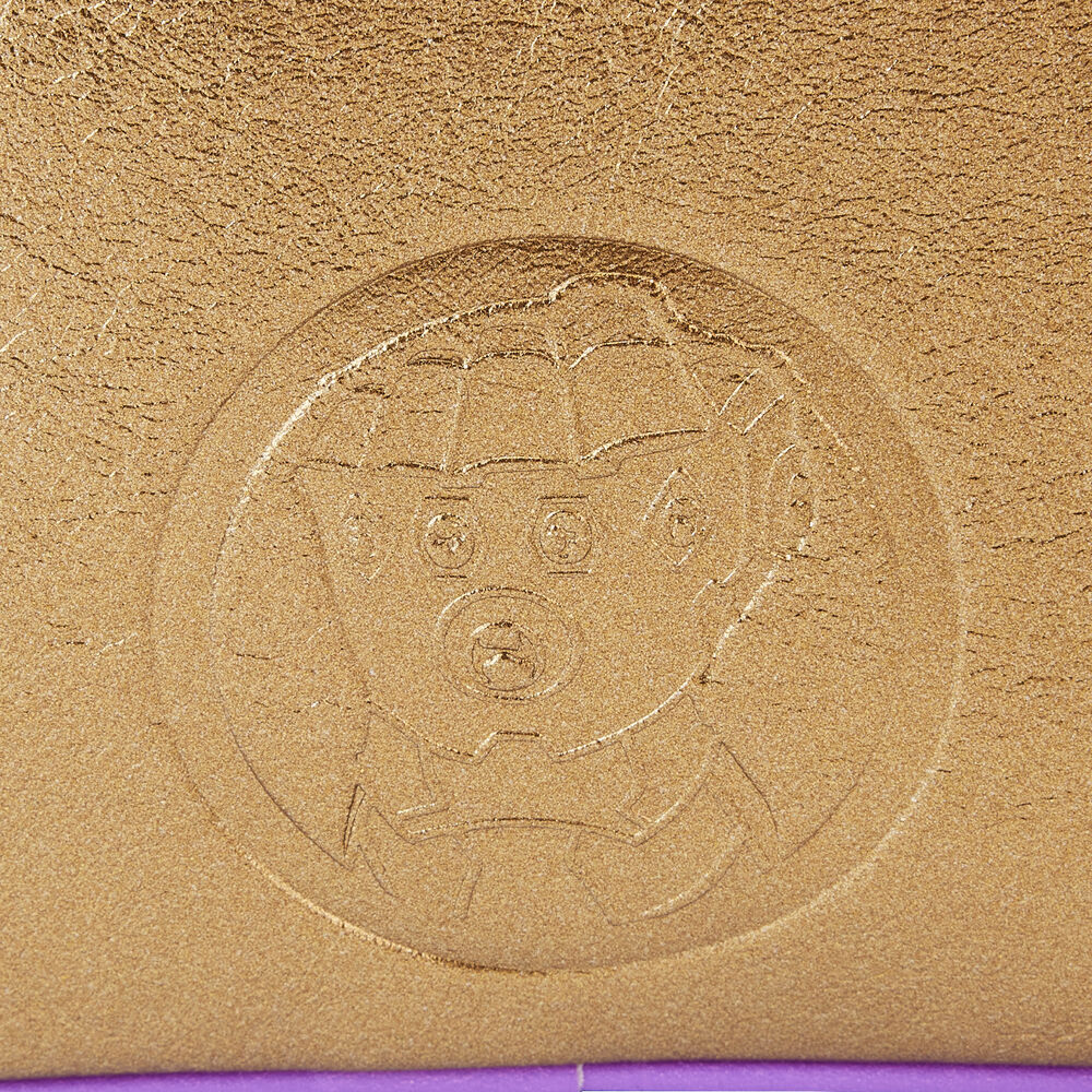 Gros plan sur les détails métalliques et paillettes du sac à dos Thanos Gant Loungefly