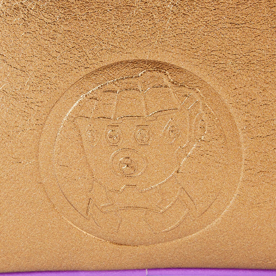 Gros plan sur les détails métalliques et paillettes du sac à dos Thanos Gant Loungefly