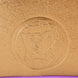 Gros plan sur les détails métalliques et paillettes du sac à dos Thanos Gant Loungefly