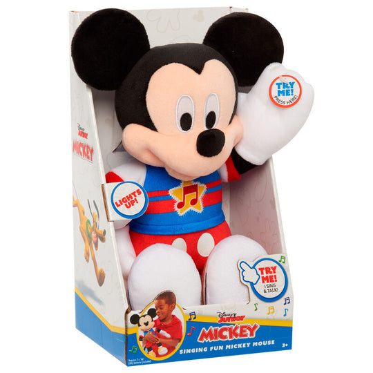 Enfant jouant avec la peluche sonore Mickey Mouse Disney Junior dans un salon lumineux