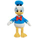 Enfant jouant avec une peluche Disney sonore assortie de 25 cm, ambiance ludique et joyeuse