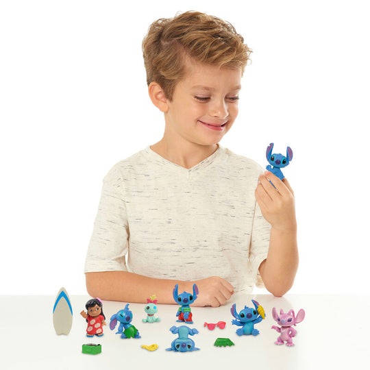 Figurine Stitch 6cm posée sur une étagère avec décoration Disney en arrière-plan