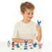 Figurine Stitch 6cm posée sur une étagère avec décoration Disney en arrière-plan