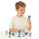 Figurine Stitch 6cm posée sur une étagère avec décoration Disney en arrière-plan